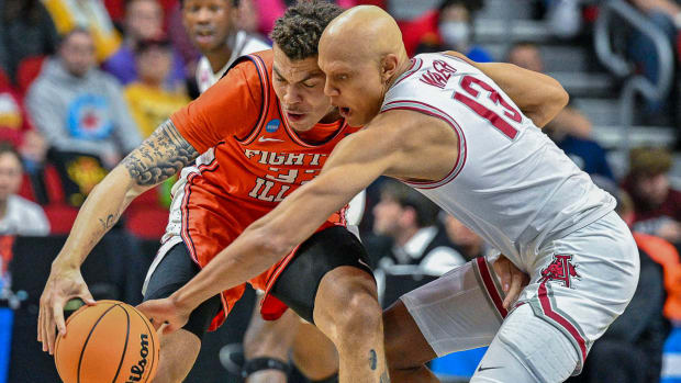 Jordan Walsh on defense against Illinois in Razorbacks' first game in NCAA Tournament.